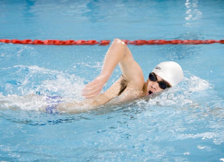 糖尿病患者堅(jiān)持游泳，控糖減肥好處多